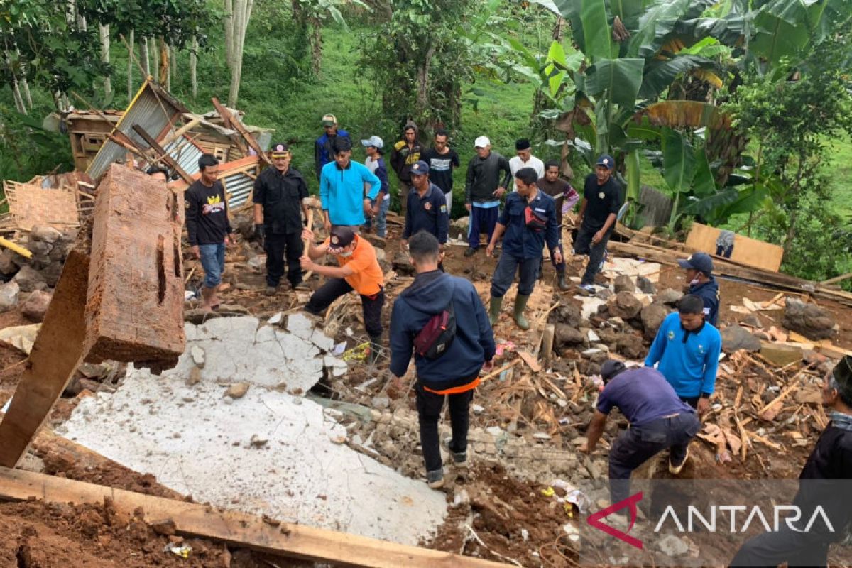 Peristiwa tembok roboh telan korban jiwa dalam satu bulan terakhir di Cianjur