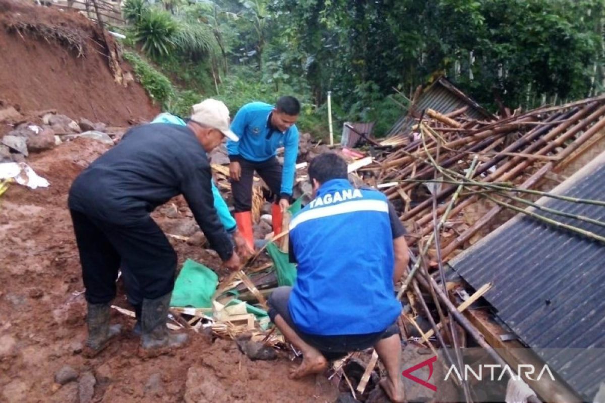 Satu keluarga di Cianjur tertimbun bangunan rumah ambruk
