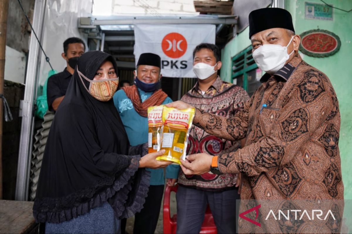 Presiden PKS bagi-bagi minyak goreng warga Kayuringin Bekasi