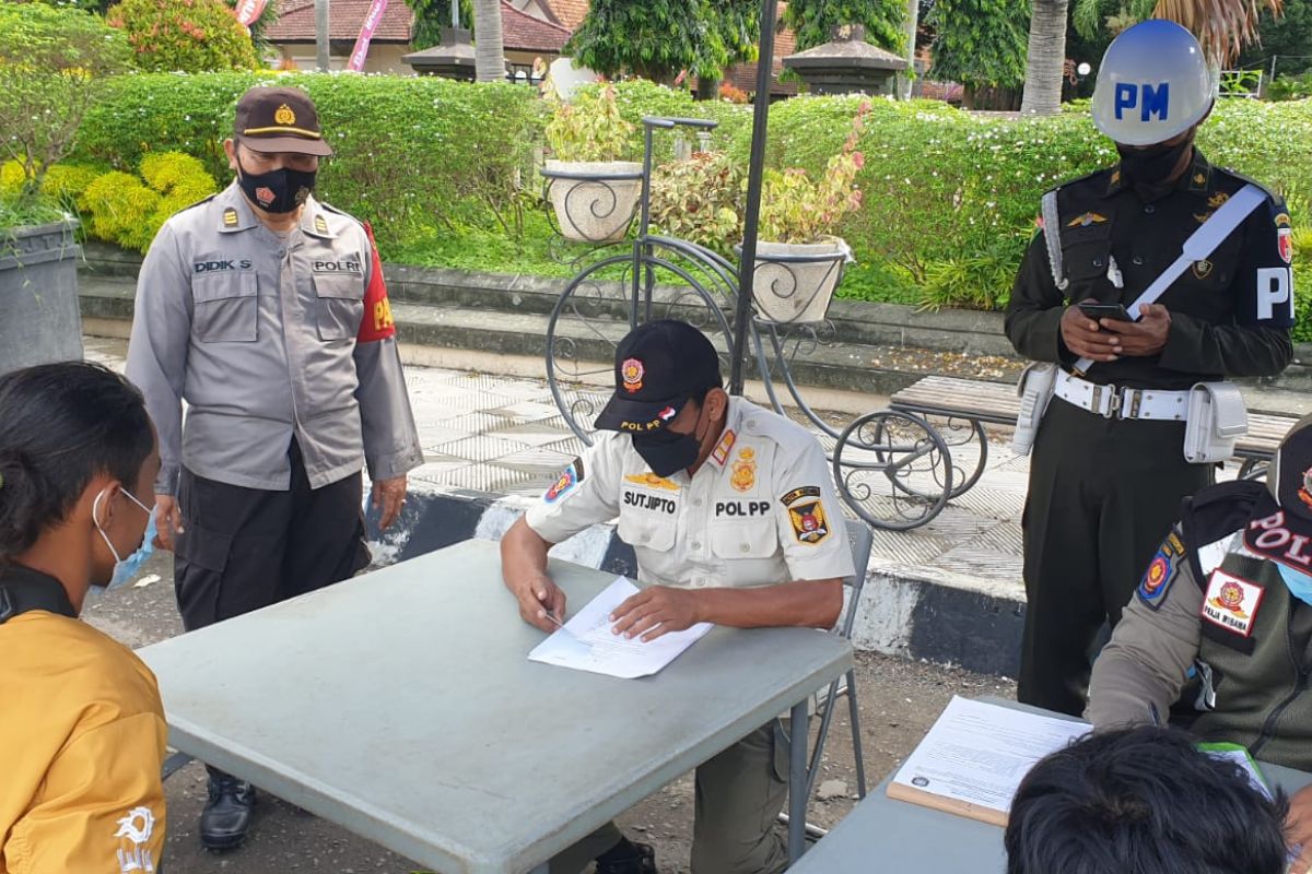 Petugas gabungan di Kediri operasi yustisi untuk antisipasi penyebaran Omicron