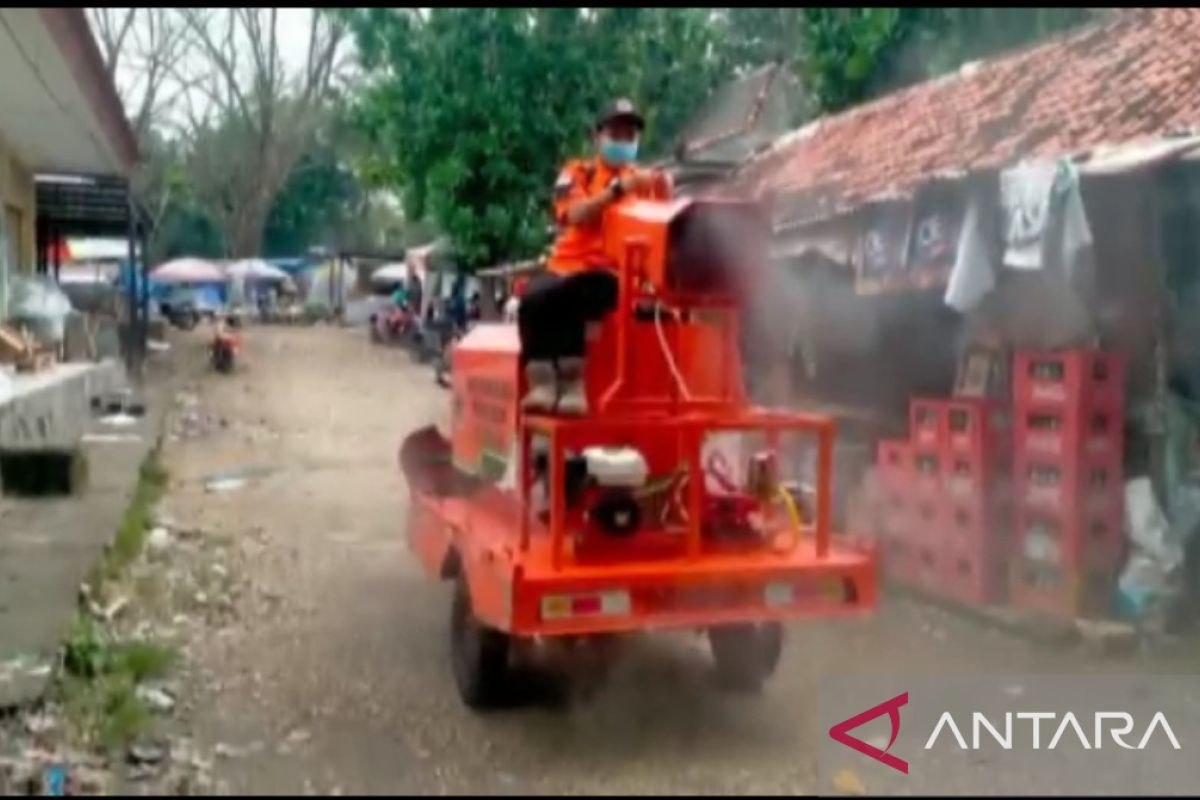 BPBD Pamekasan semprotkan disinfektan di pasar tradisional untuk cegah COVID-19