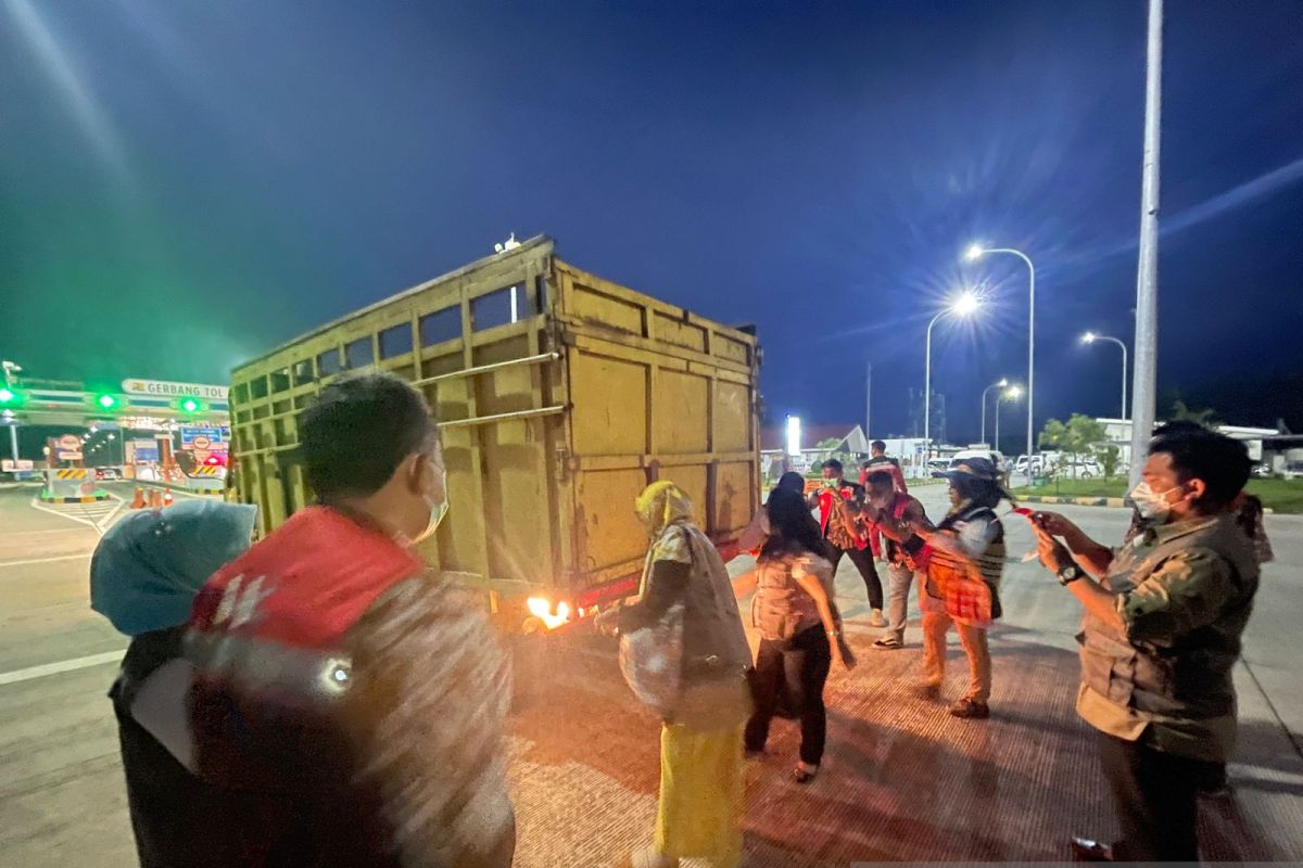 Tekan kecelakaan di tol Permai, HK  pasangi truk stiker reflector