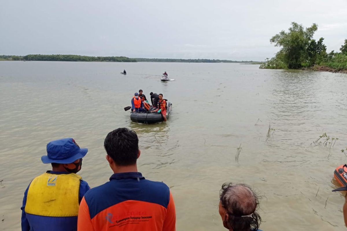 Perahu terbalik di Lamongan tewaskan dua orang