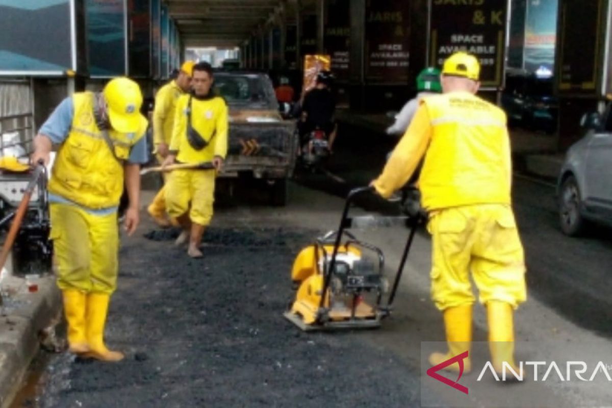 Bina Marga Jaksel perbaiki Jalan di bawah Stasiun MRT Haji Nawi