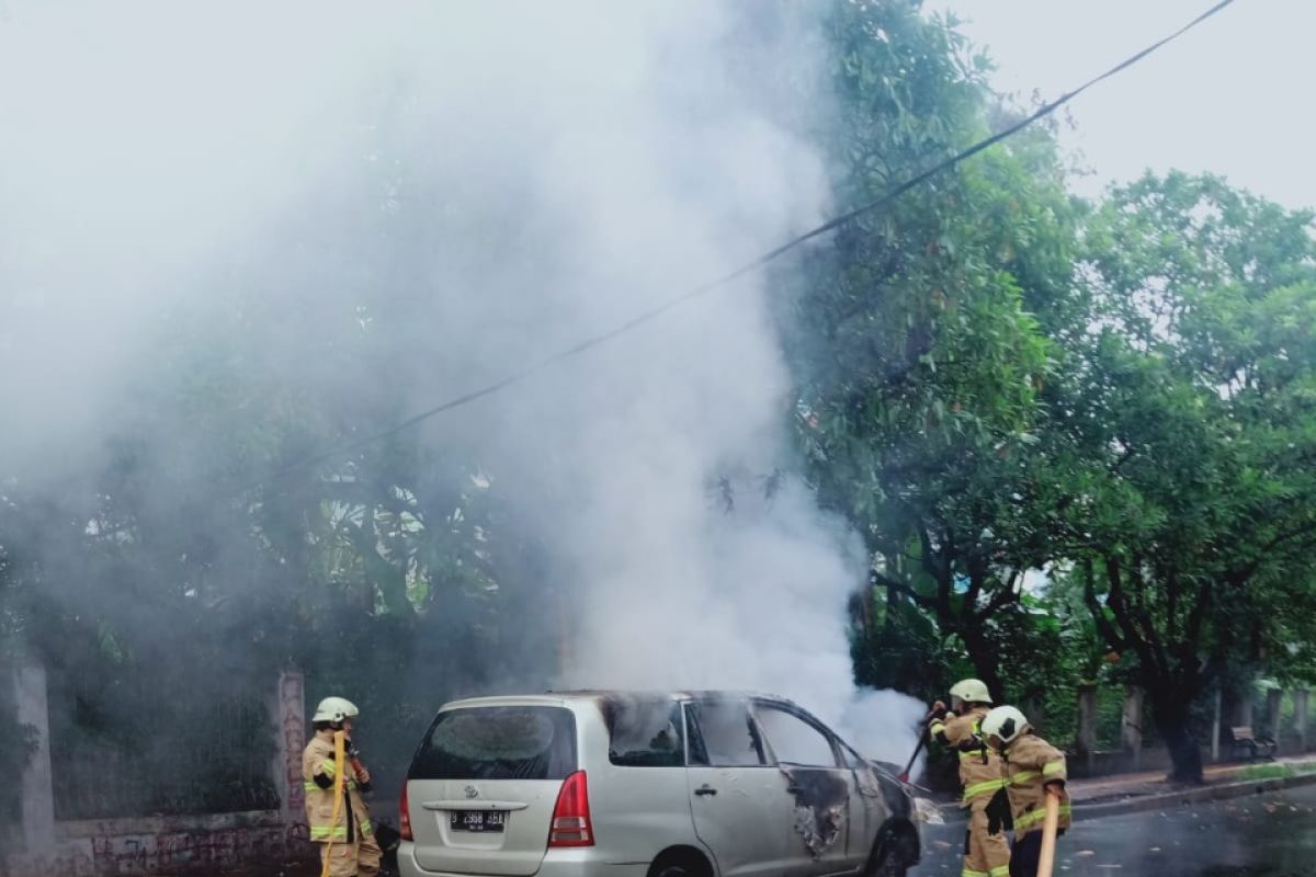 Mobil terbakar dekat kantor Wali Kota Jakbar diduga akibat korsleting