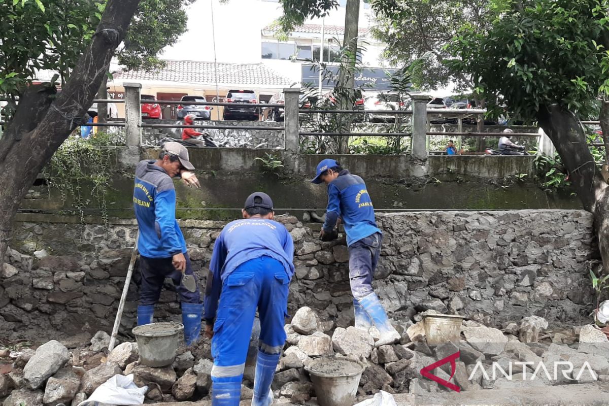 Suku Dinas SDA Jaksel perbaiki turap di Darmawangsa