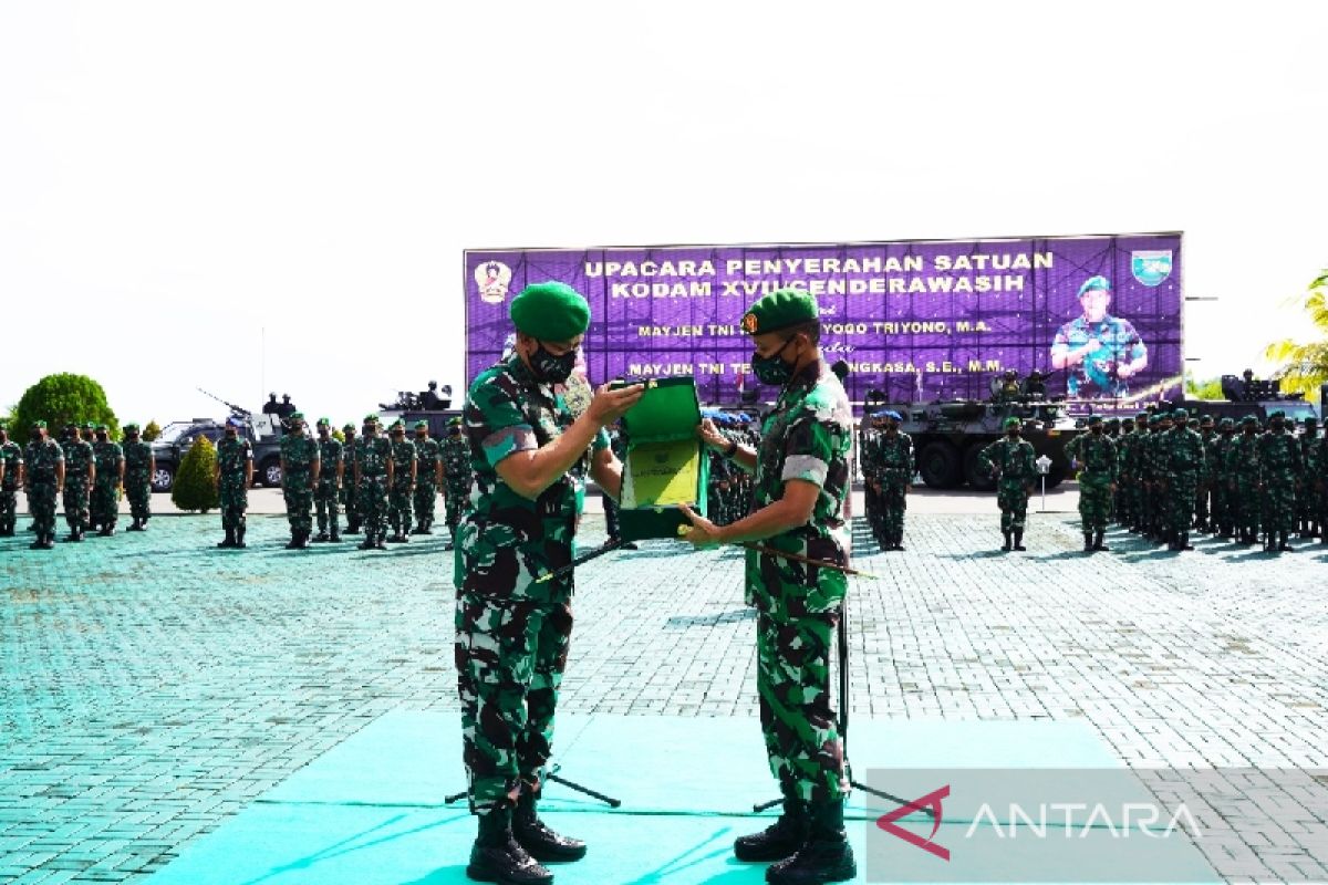 Pangdam XVII/Cenderawasih Mayjen TNI Teguh Muji Angkasa terima penyerahan satuan