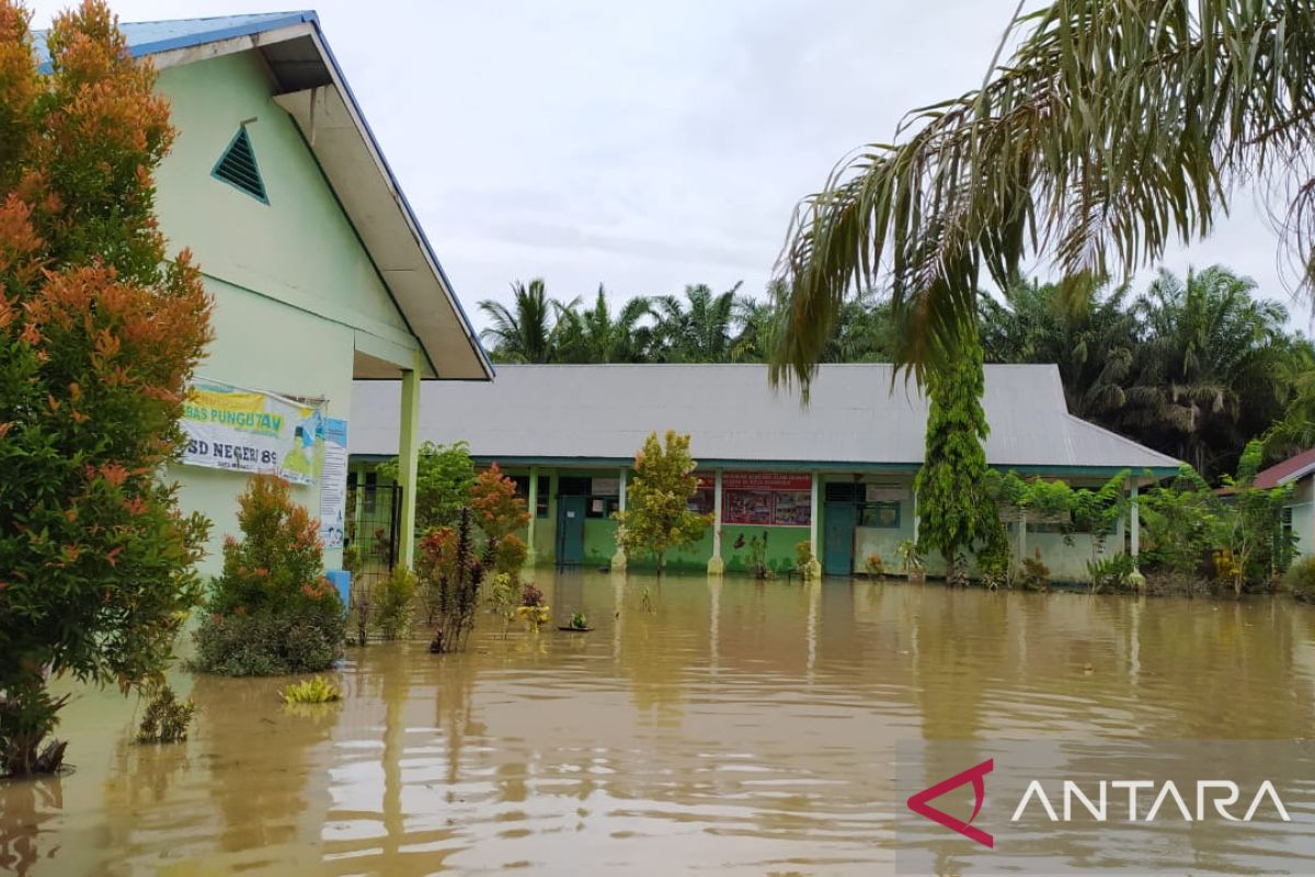 Akibat banjir siswa satu SD di Kota Bengkulu diliburkan sementara
