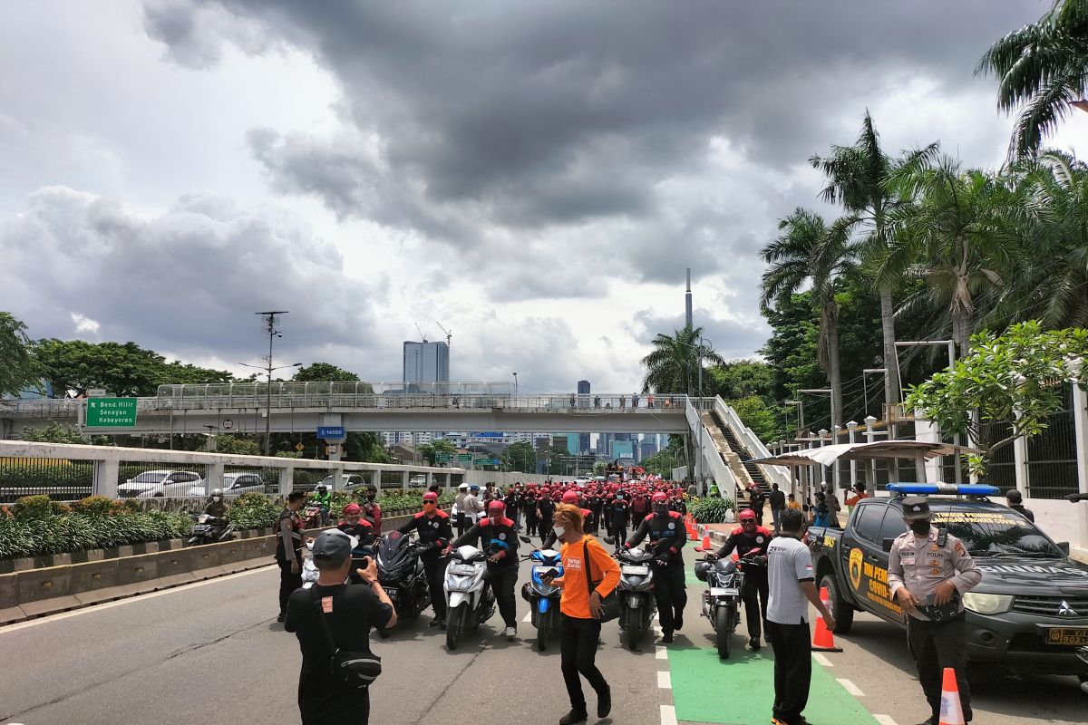 Buruh berjalan kaki dari Senayan menuju Gedung DPR