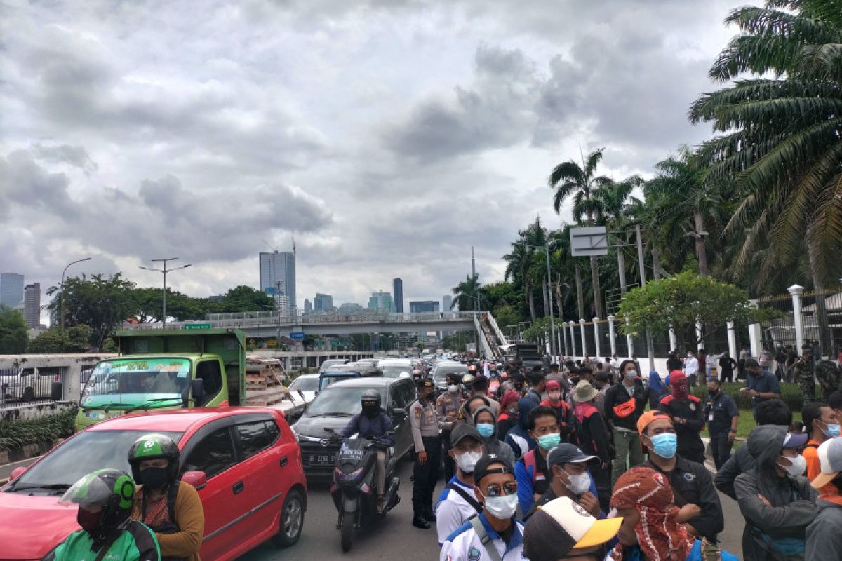 Buruh demo sebabkan kemacetan di Jalan Gatot Subroto