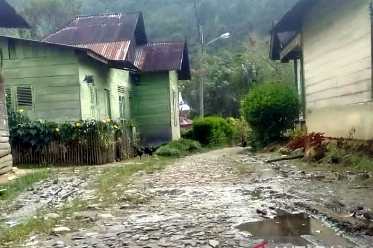 Masyarakat Sipirok harap jalan ke Kampung Pejuang Kemerdekaan RI Sahala Pakpahan diperbaiki