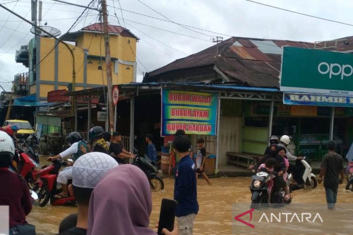 Floods and landslides hit South Hulu Sungai