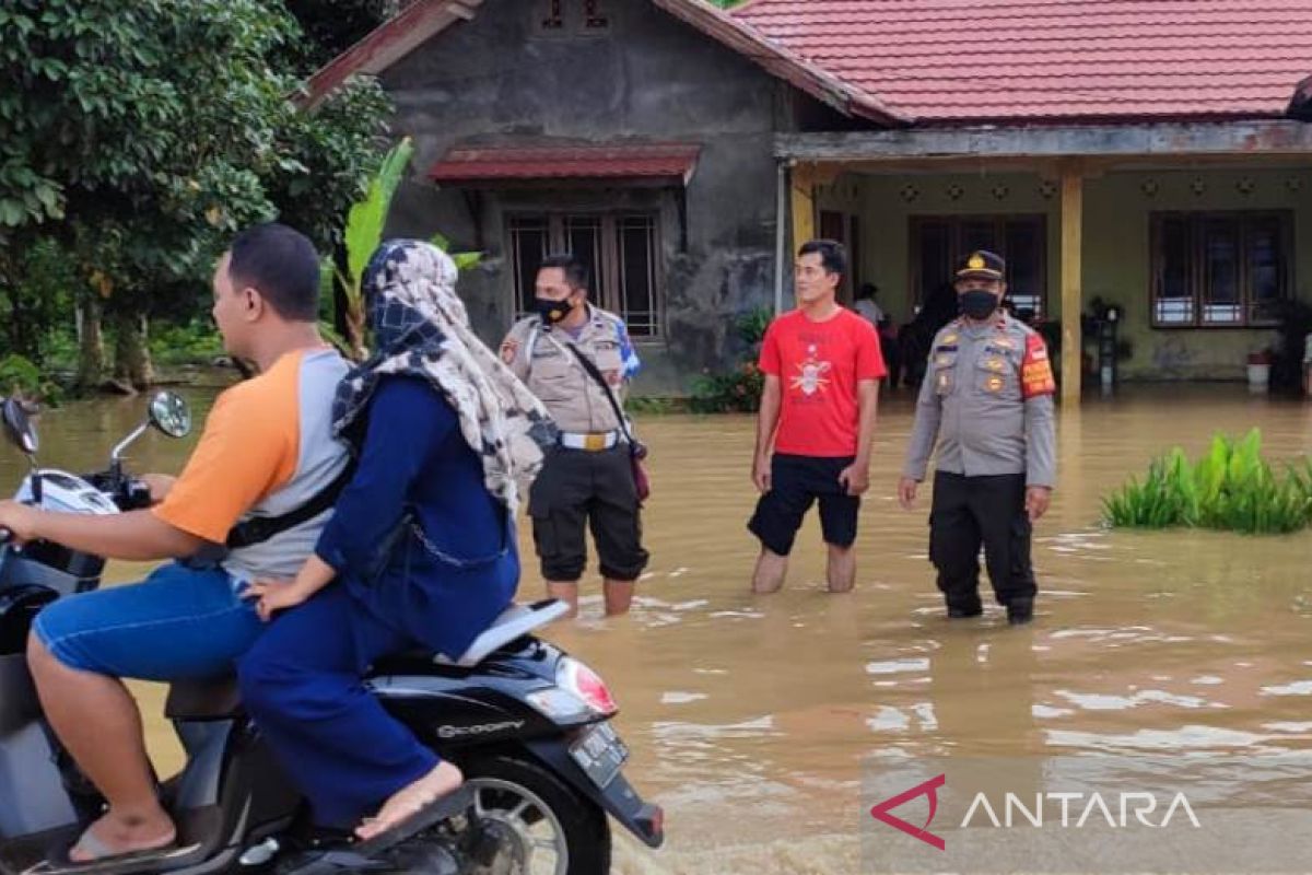 Polsek Padang Batung  siagakan personil bantu warga terdampak banjir