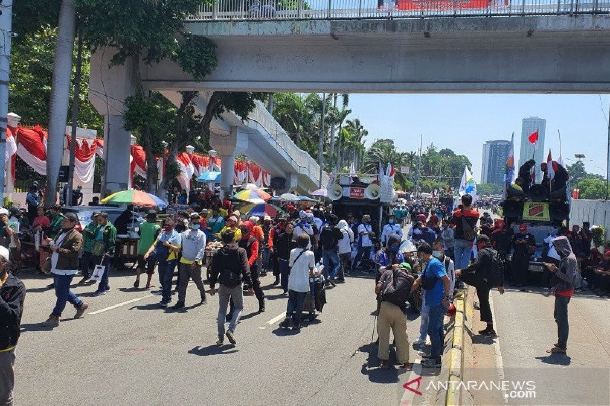 Buruh yang demo di depan Gedung DPR RI mulai bubarkan diri