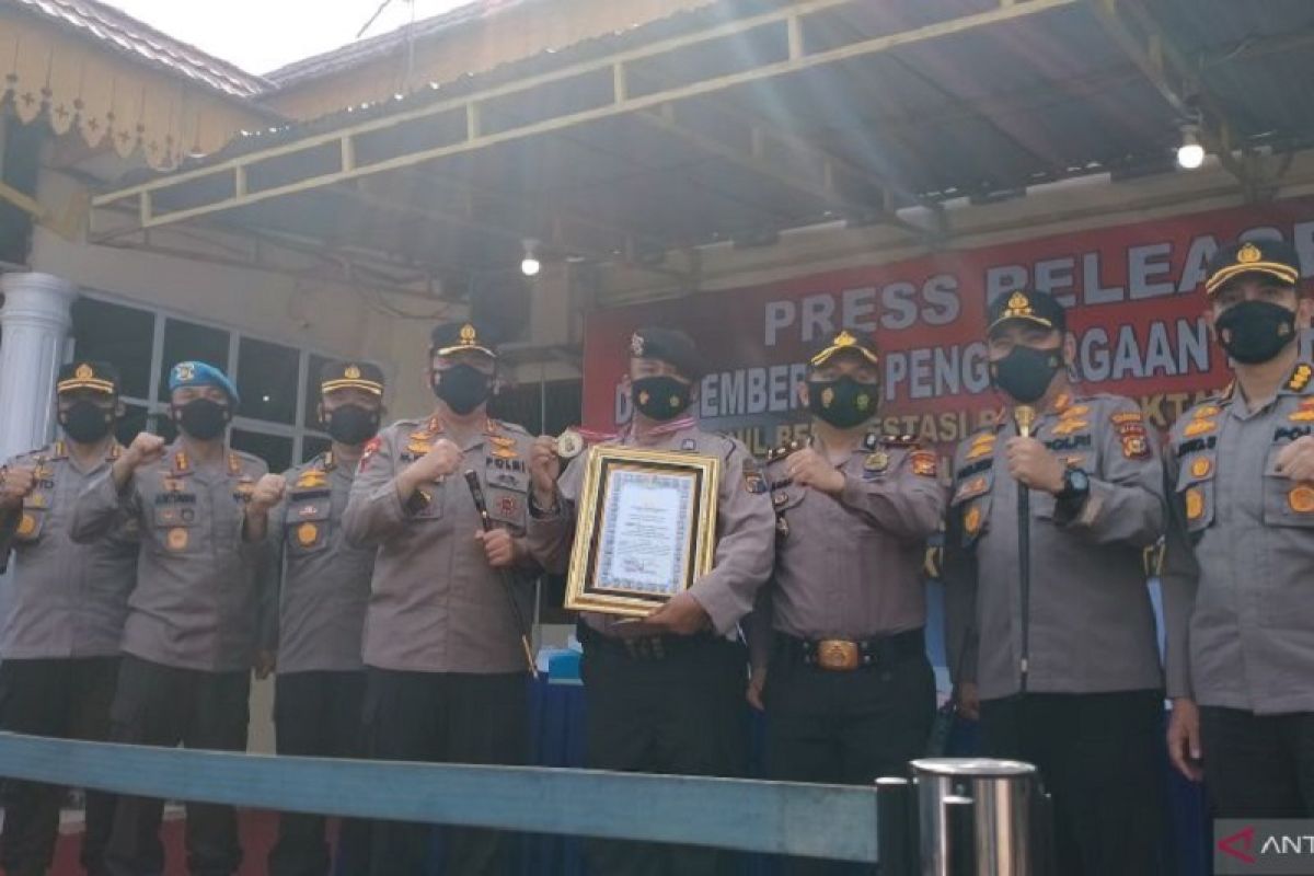 Polisi tangkap jambret dapat penghargaan dari Kapolda Riau