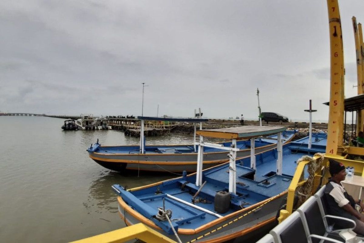 Kemenhub serahkan bantuan lima unit kapal penangkap ikan untuk nelayan di Patimban