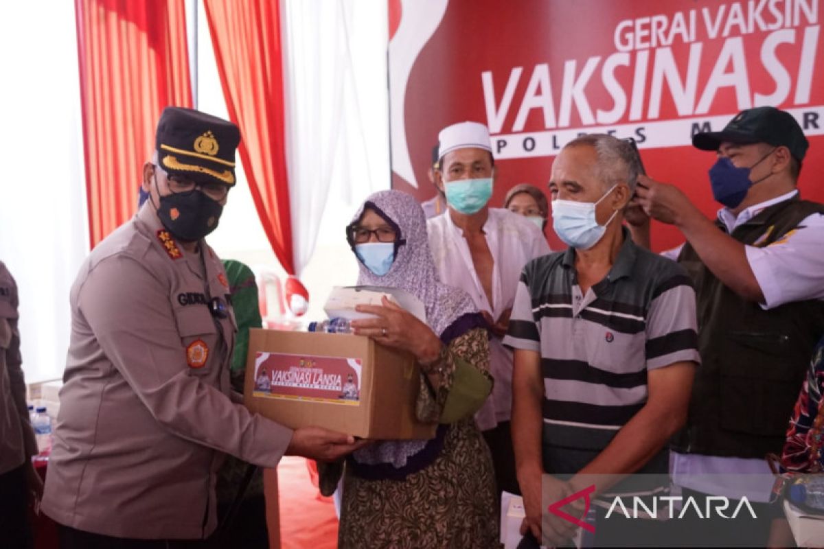 Vaksinasi ratusan lanjut usia digelar Polres Bekasi di Sukatani