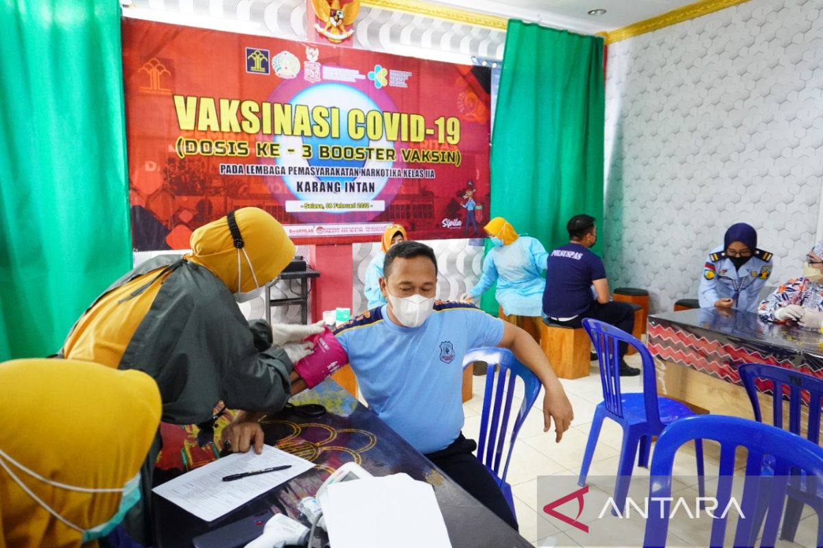 Petugas Lapas Narkotika Karang Intan mendapat vaksinasi penguat