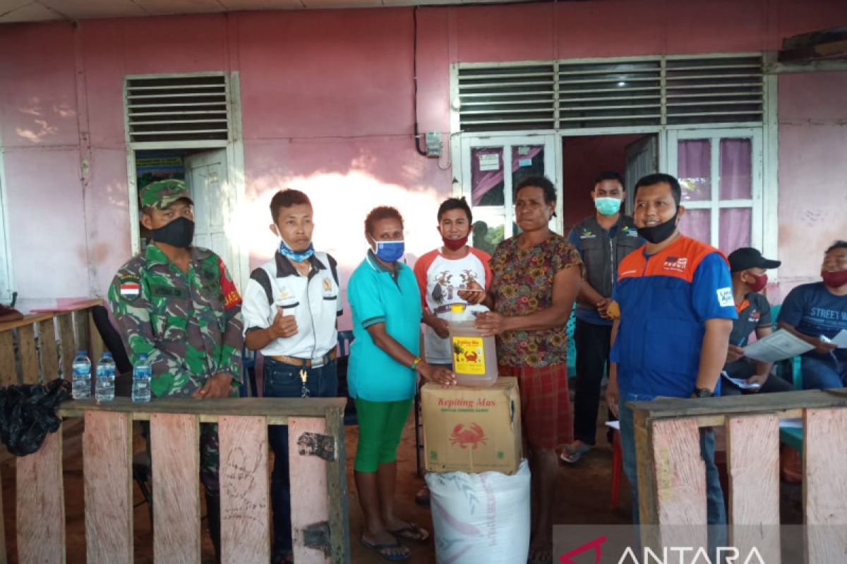 Rintangan tak surutkan niat petugas BRI salurkan bansos di Merauke