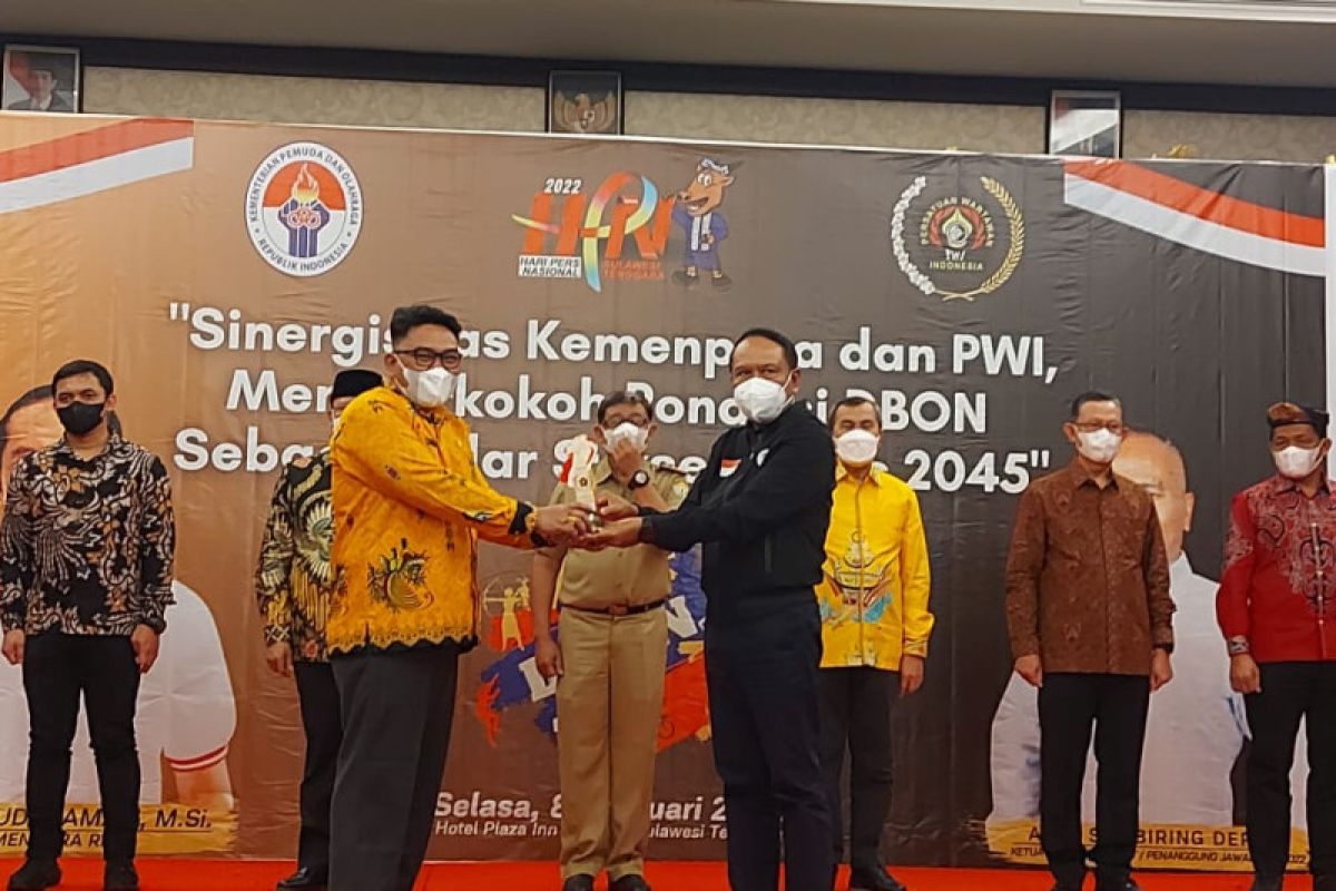 Gubernur Papua dianugerahi penghargaan inisiator olahraga SIWO PWI oleh Menpora