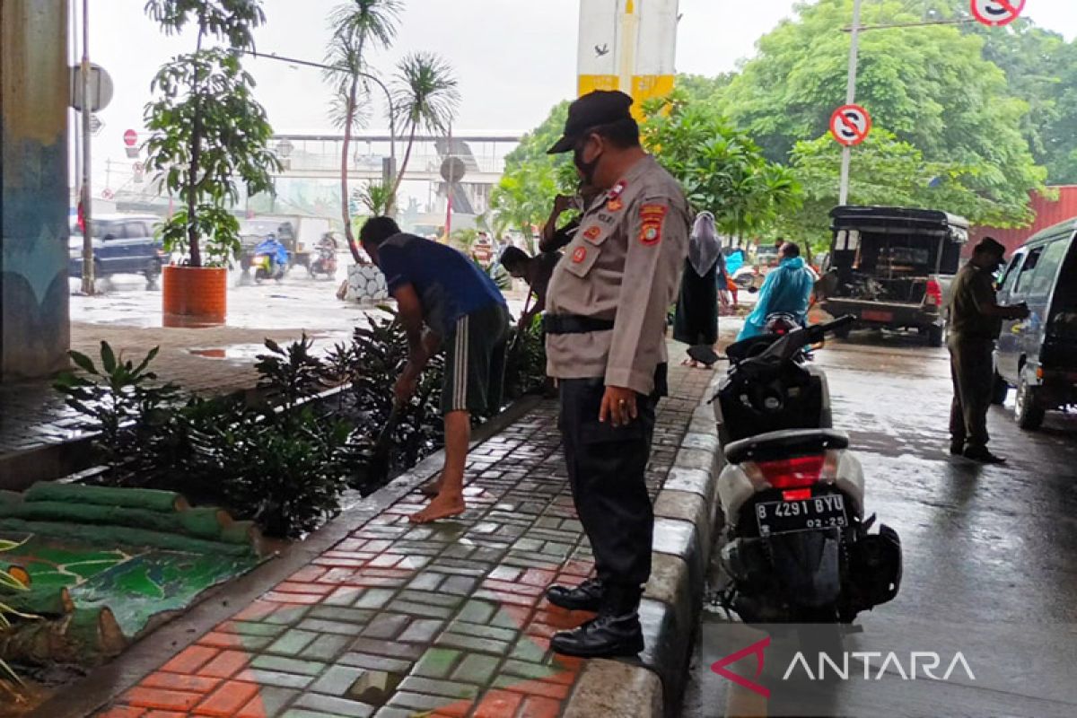 Petugas gabungan sanksi 51 warga Cengkareng karena tak pakai masker