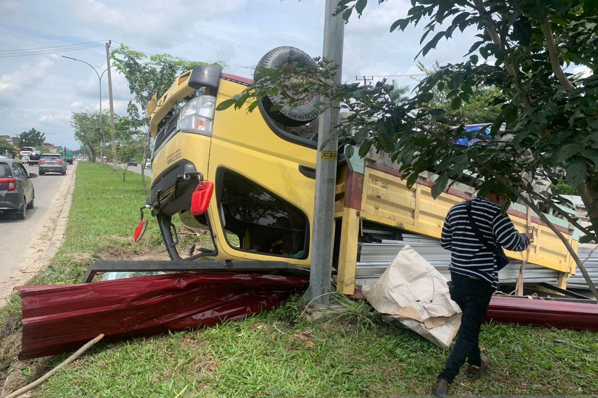 Colt diesel terbalik di Pekanbaru usai senggol truk tangki