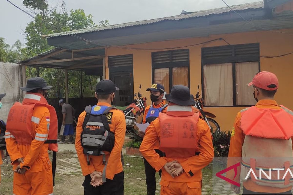 Basarnas Jambi lakukan pencarian nelayan terjatuh ke laut saat perbaiki kapal