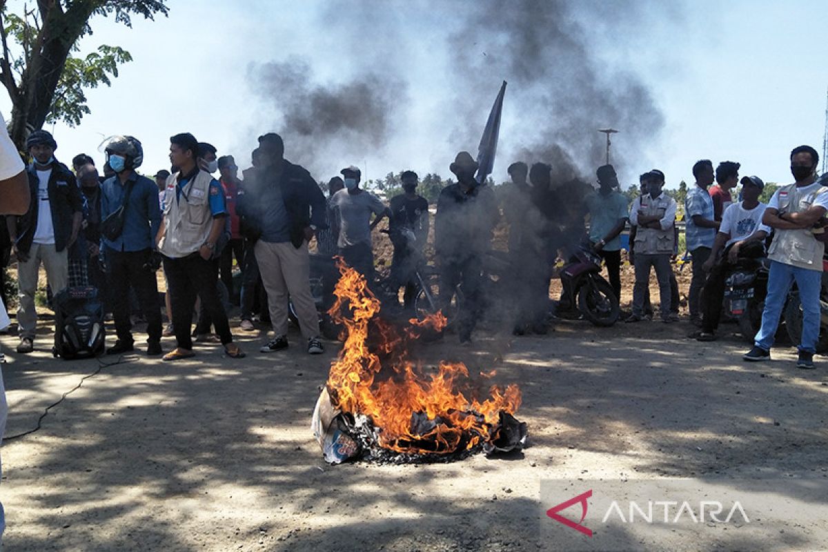 Ratusan pemuda memblokir jalan depan Sirkuit Mandalika