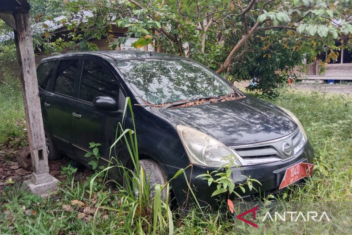 Dua tahun terparkir bebas, satu mobdin Pemkab Meranti kedapatan terbengkalai