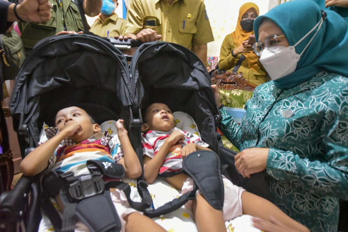 Dinsos Surabaya beri pendampingan anak kembar alami kelumpuhan otak