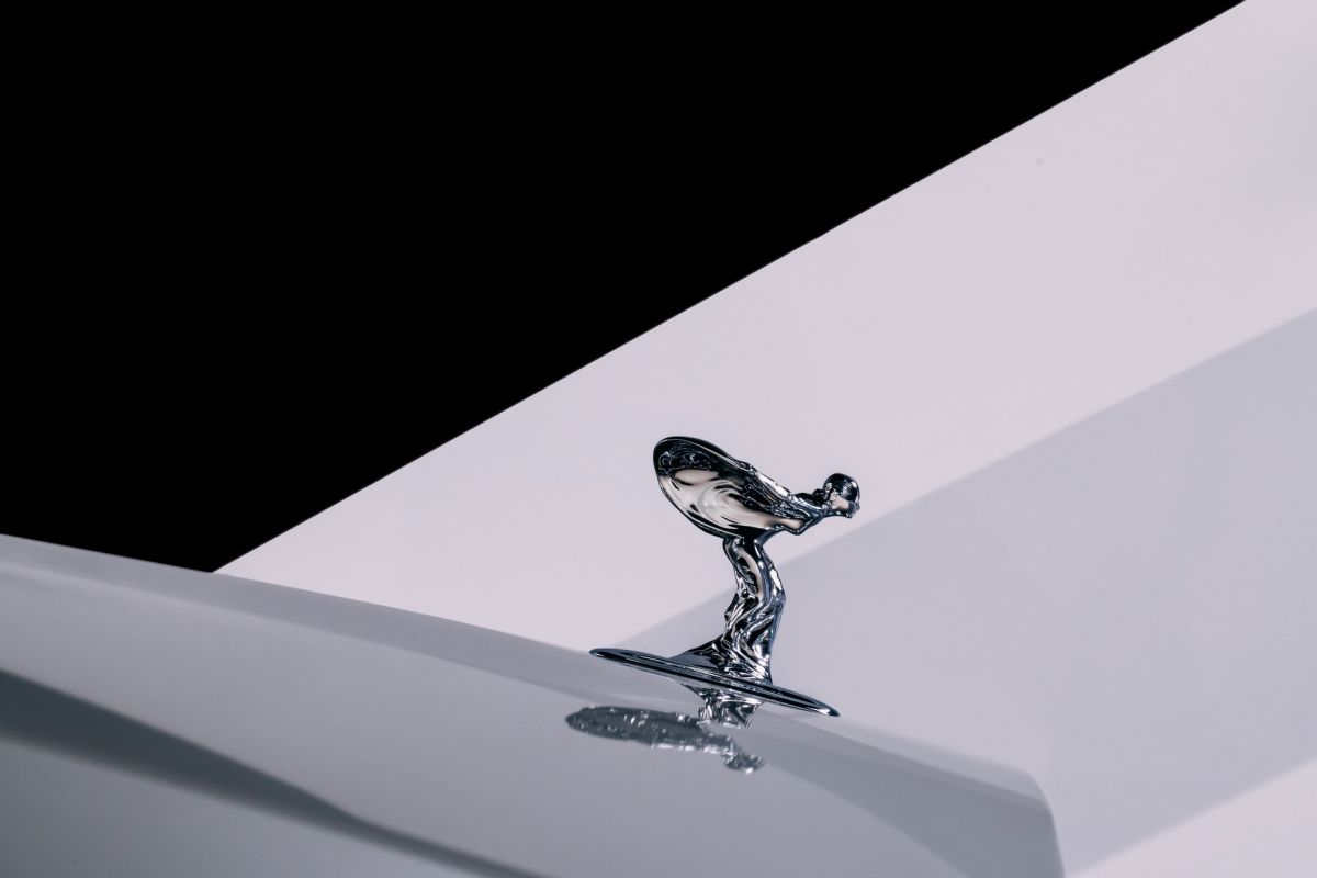 Rolls Royce mengubah desain lambang "Spirit of Ecstasy"