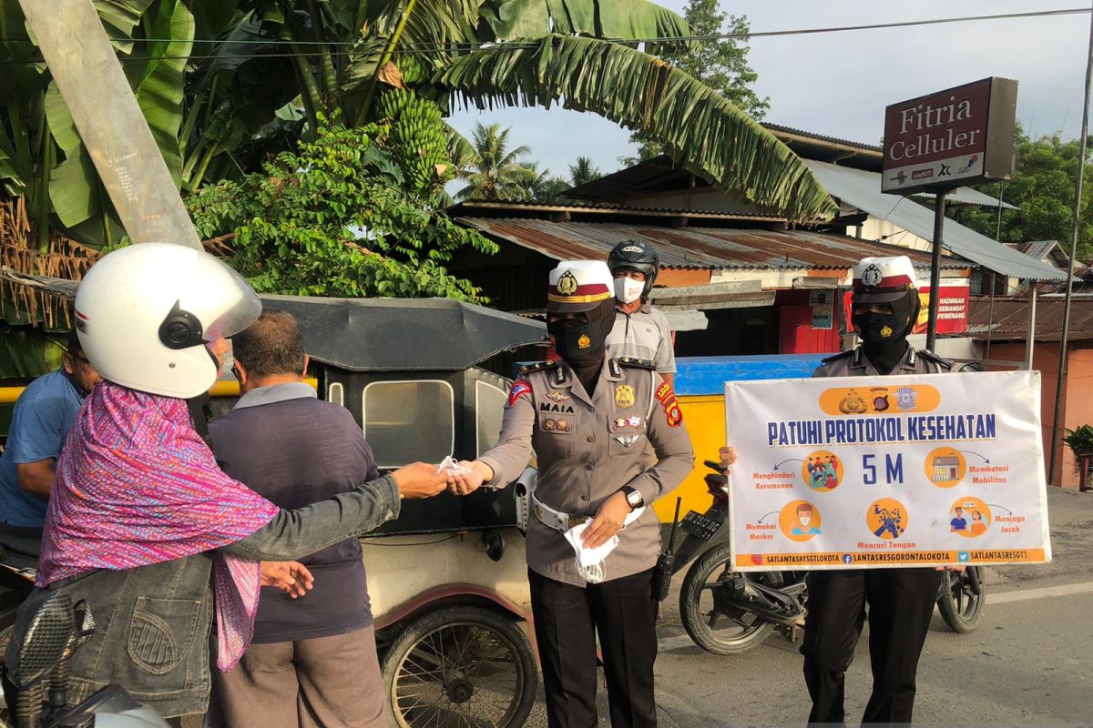 Polres Gorontalo Kota bagikan masker dan imbauan prokes di pasar