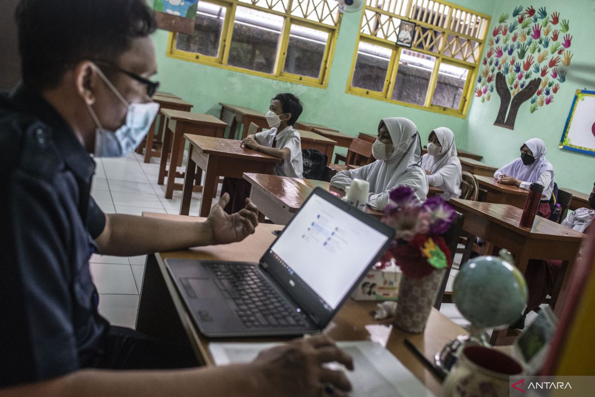 Jakarta supervises implementation of limited offline schooling
