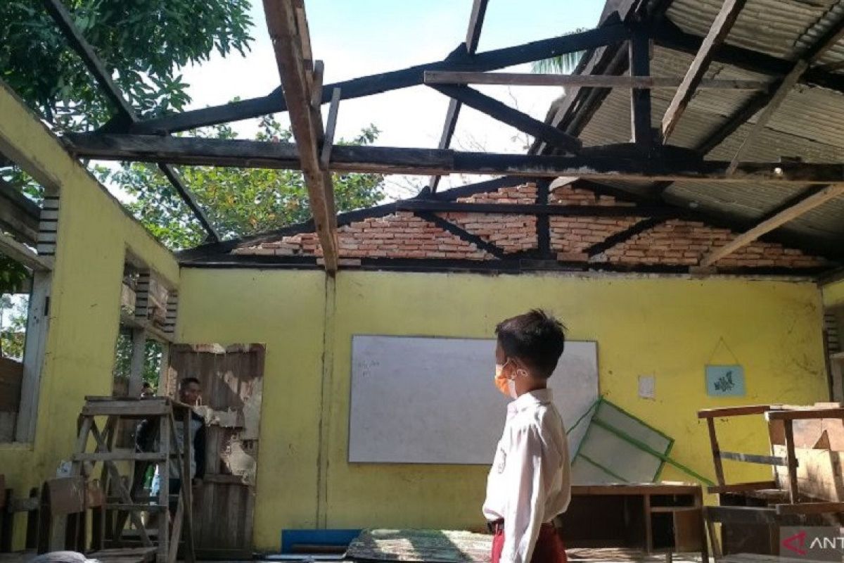 Atap SD Negeri 05 Desa Baru Kampar raib dicuri orang