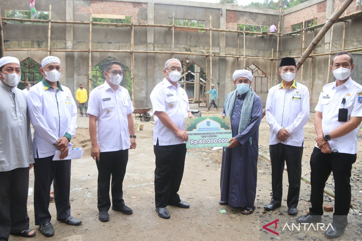 Bupati serahkan bantuan Rp80 juta untuk Masjid Al Ettihad