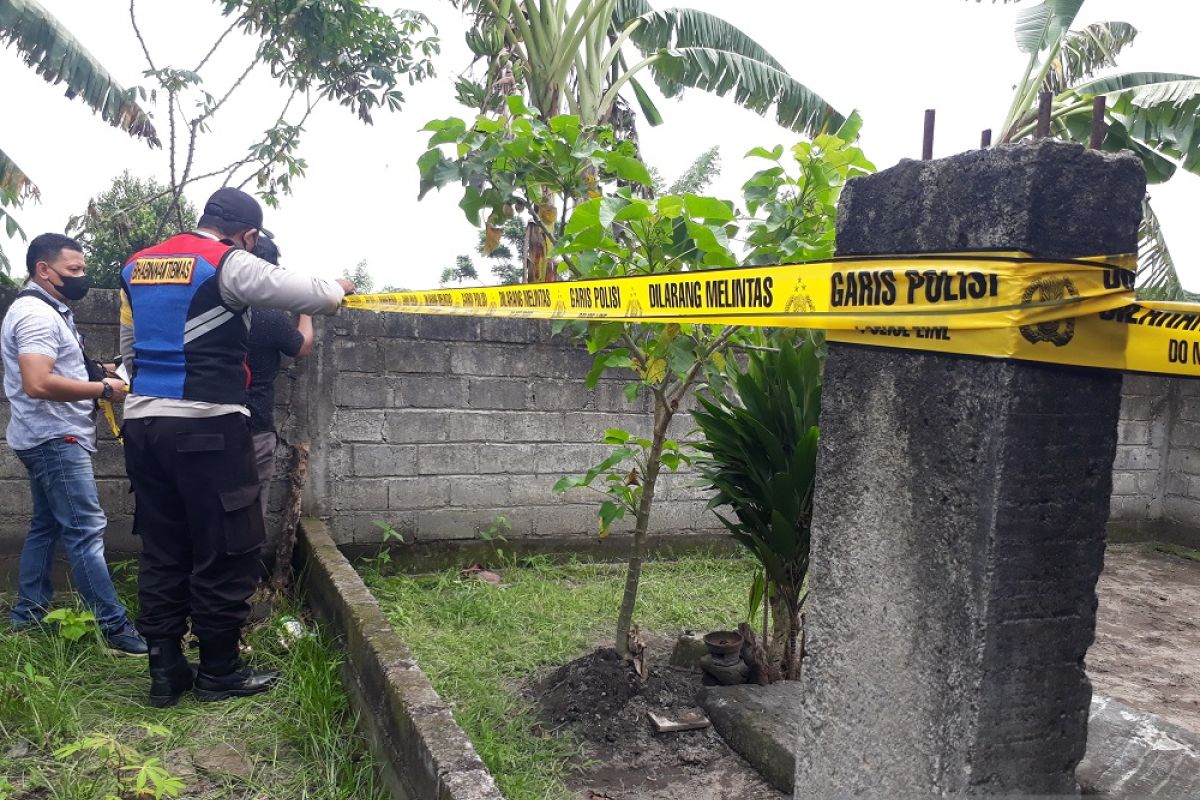 Ambang pintu Situs Watu Gilang di Desa Jambean Kediri dirusak orang