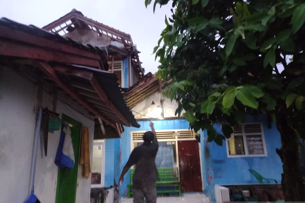 Angin kencang landa sejumlah rumah di Palabuhanratu