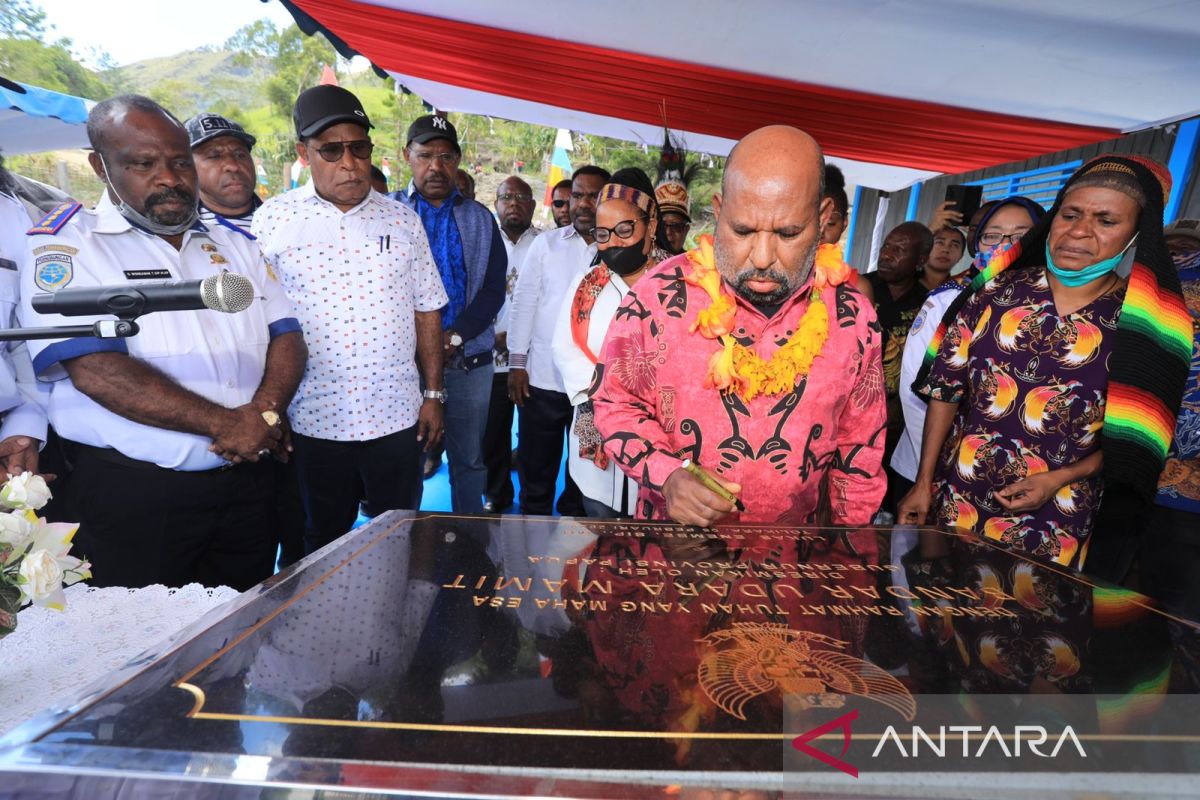 Gubernur Papua resmikan Bandar Udara Mamit Tolikara