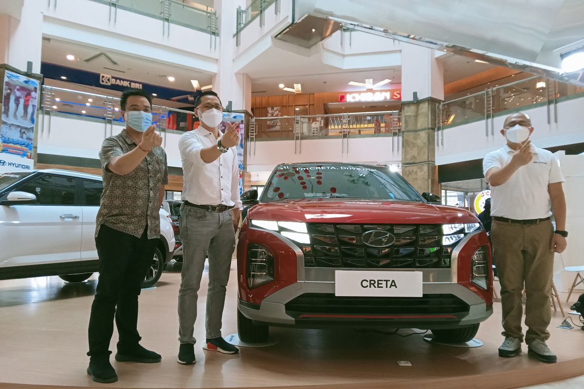 Mobil Hyundai Creta  yang terhubung pada gawai hadir di Pekanbaru