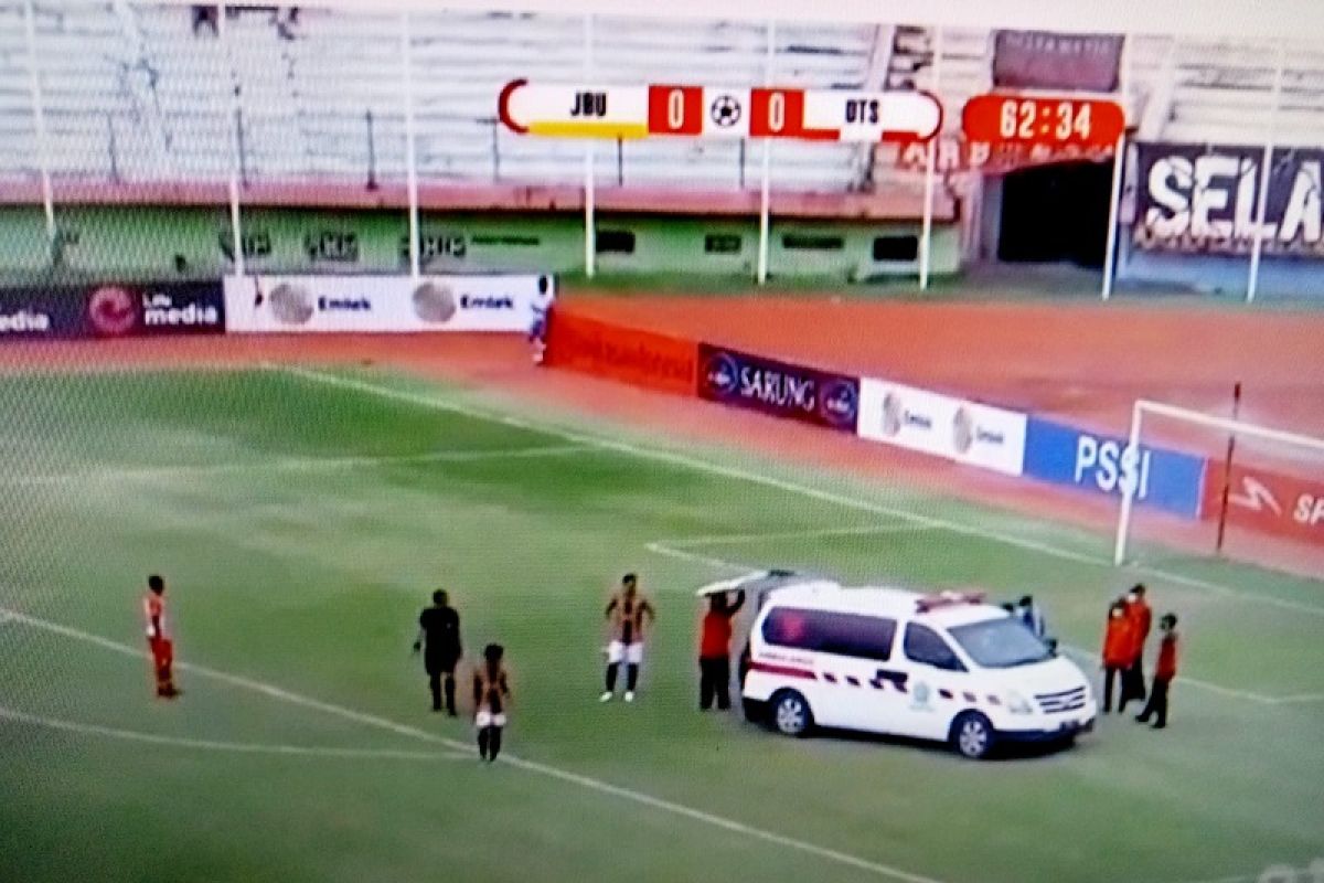 Kiper Jambi United M Ridwan diangkut ambulan