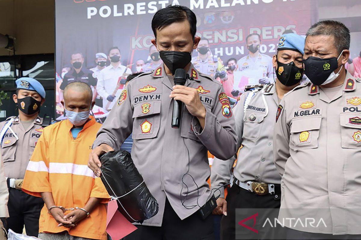 Polisi menggagalkan peredaran satu kilogram ganja di Kota Malang