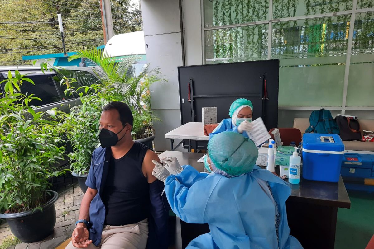 220 karyawan BPJS ketenagakerjaan dan kesehatan di Kota Tangerang divaksin booster