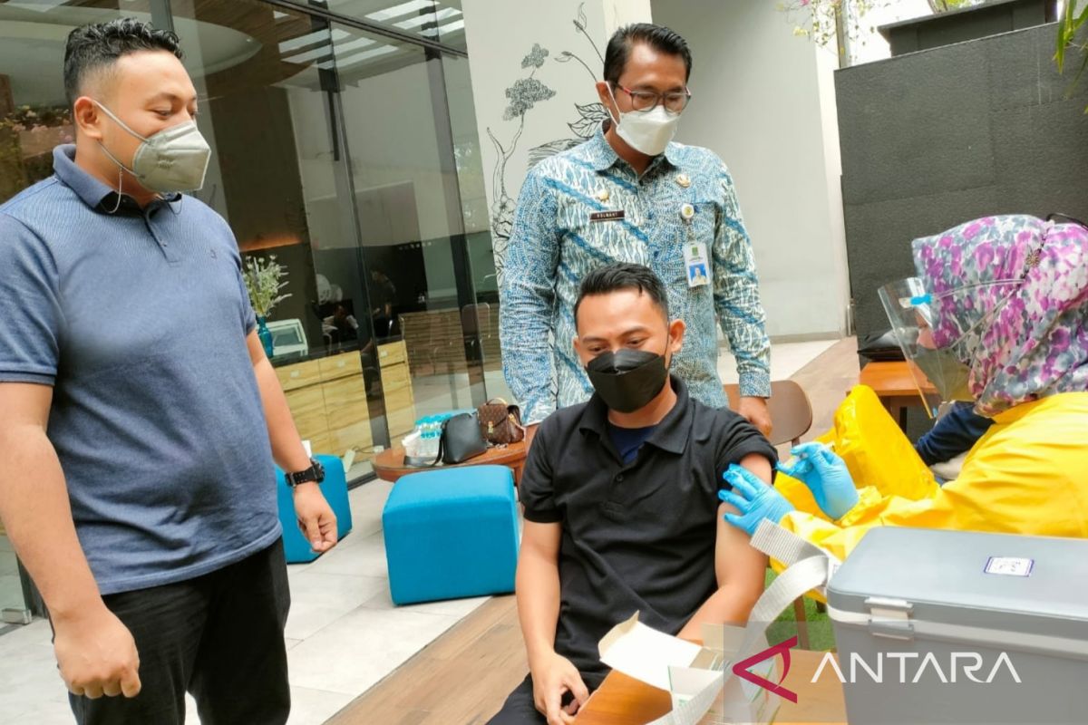 Satgas COVID-19 Bekasi gelar vaksinasi dosis penguat pelaku usaha hotel