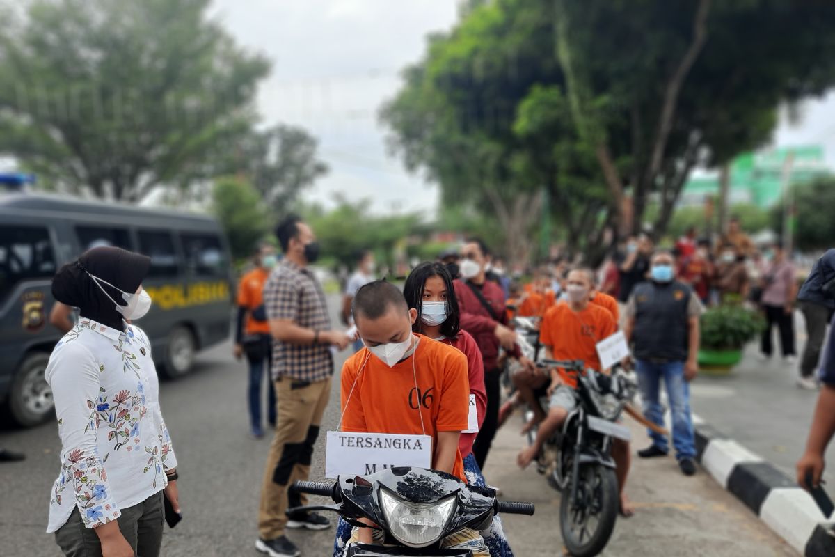 Seorang remaja putri terlibat geng motor anarkis di Kota Jambi