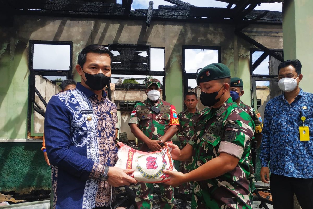 Bupati Kapuas Hulu bantu korban kebakaran di Batalyon RK 644/WS