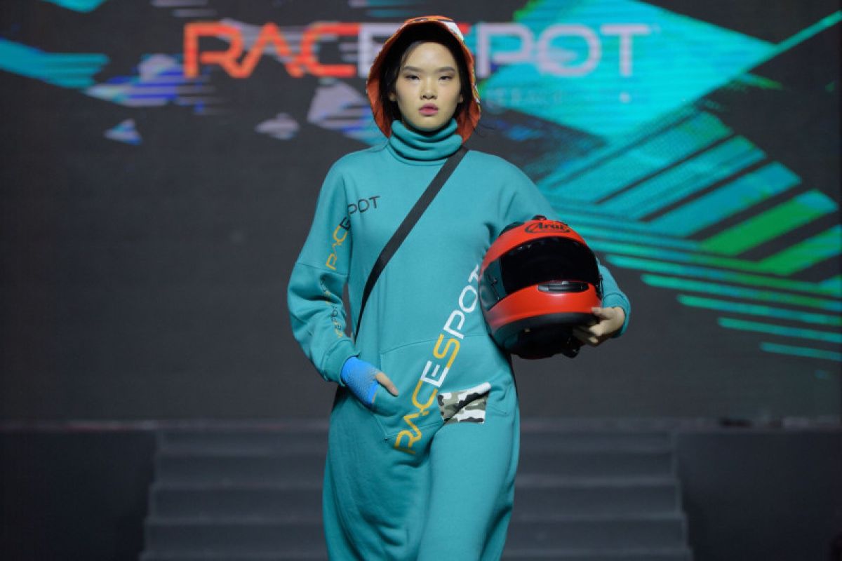 Desainer Lisa Fitria rilis merek busana bertema otomotif di JFT 2022