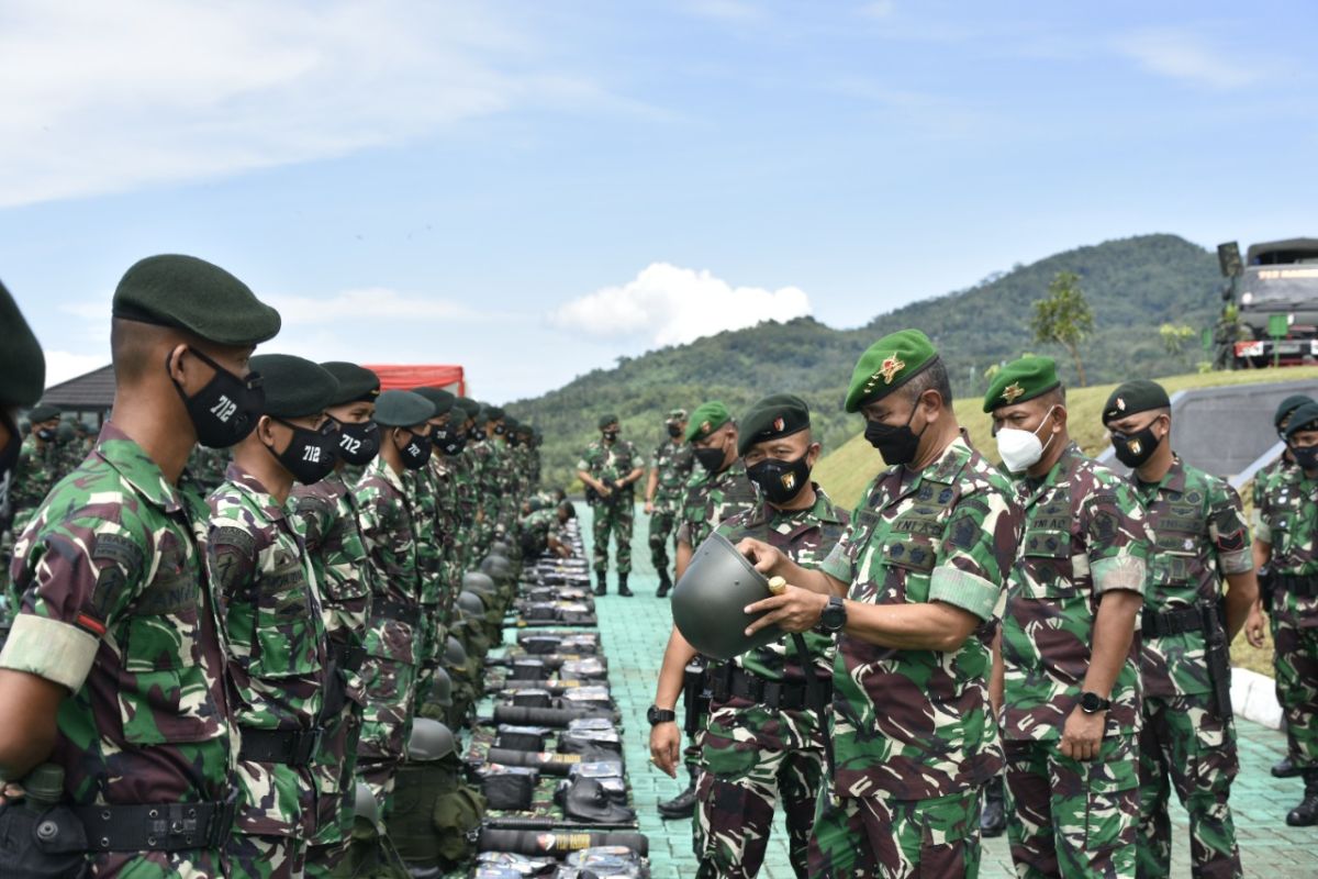 Danpussenif Kodiklat TNI AD kunjungi Yonif Raider 712/Wiratama