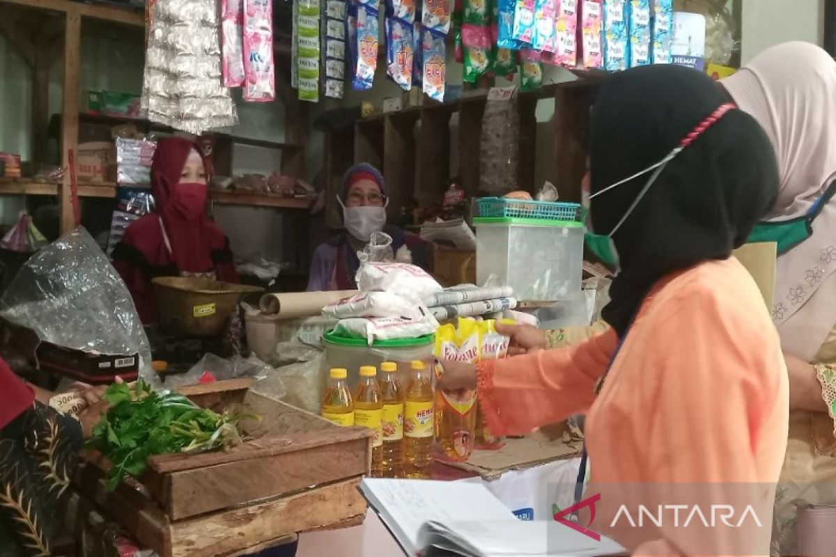 Pedagang di Batang masih jual minyak goreng Rp20.000/liter