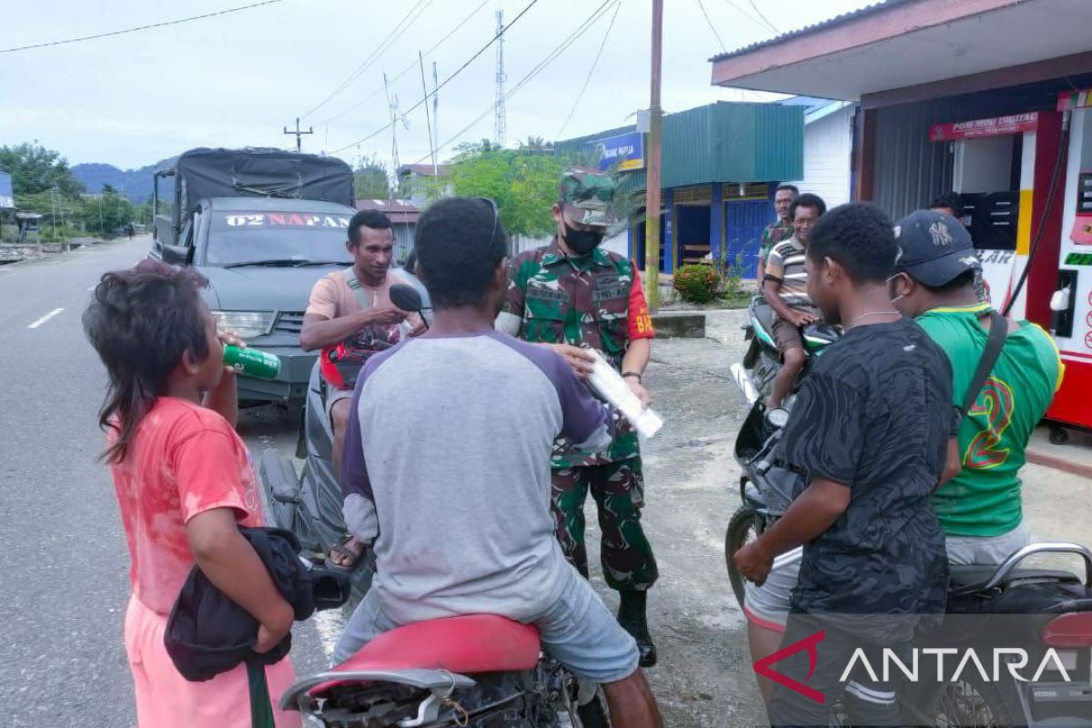 Koramil Napan bagikan masker gratis bagi warga cegah penyebaran COVID