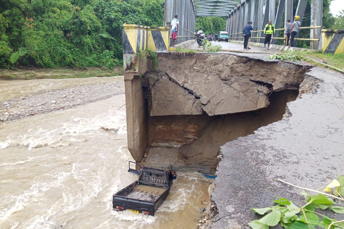 Mobil jatuh ke sungai saat longsor di Wasior Papua Barat